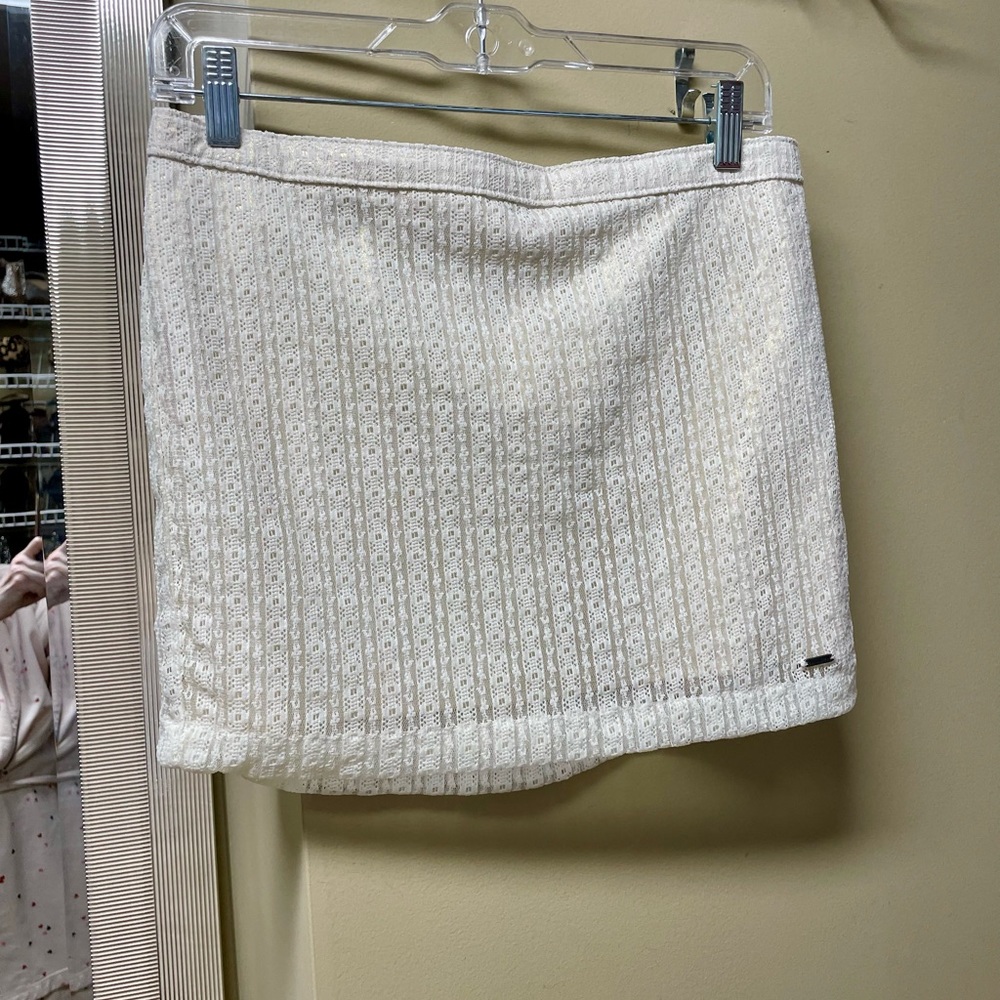 Women’s Med Hollister skirt. Fits up to size 8. 13 1/2” x 15” Excellent quality!